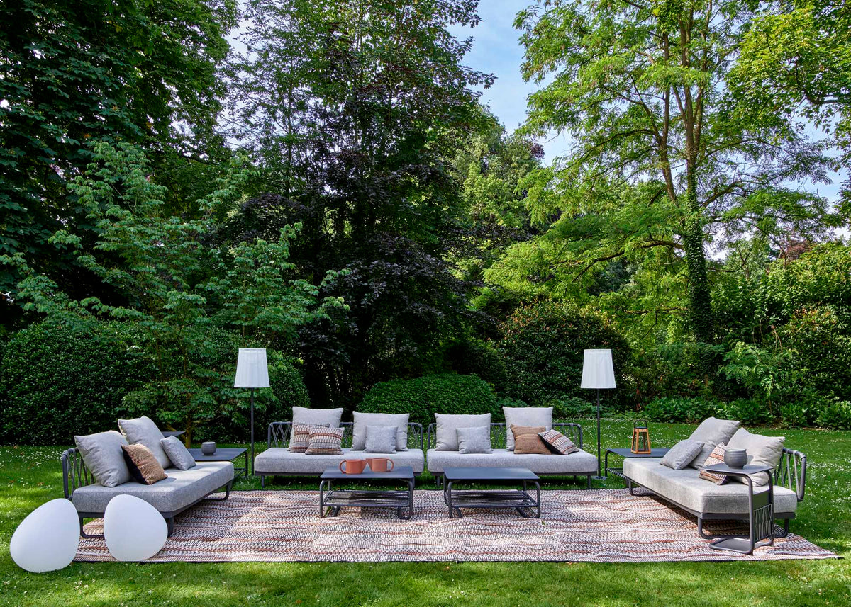 Tables basses outdoor Valmer Cinna dans un salon de jardin sur la pelouse