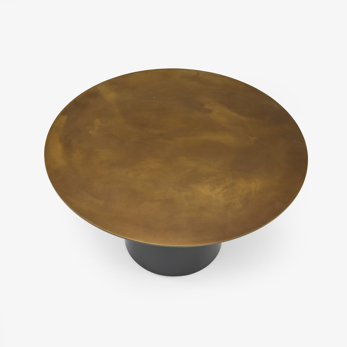 Table basse ronde Oxydation Cinna, plateau en laiton oxydé doré et base en acier noir