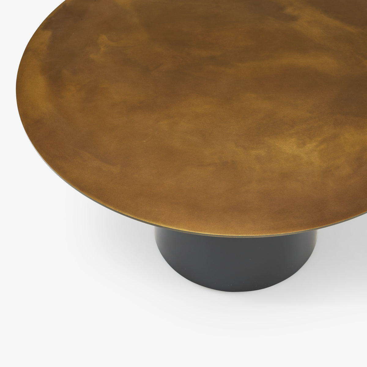 Détail du plateau en laiton oxydé doré de la table basse Oxydation Cinna