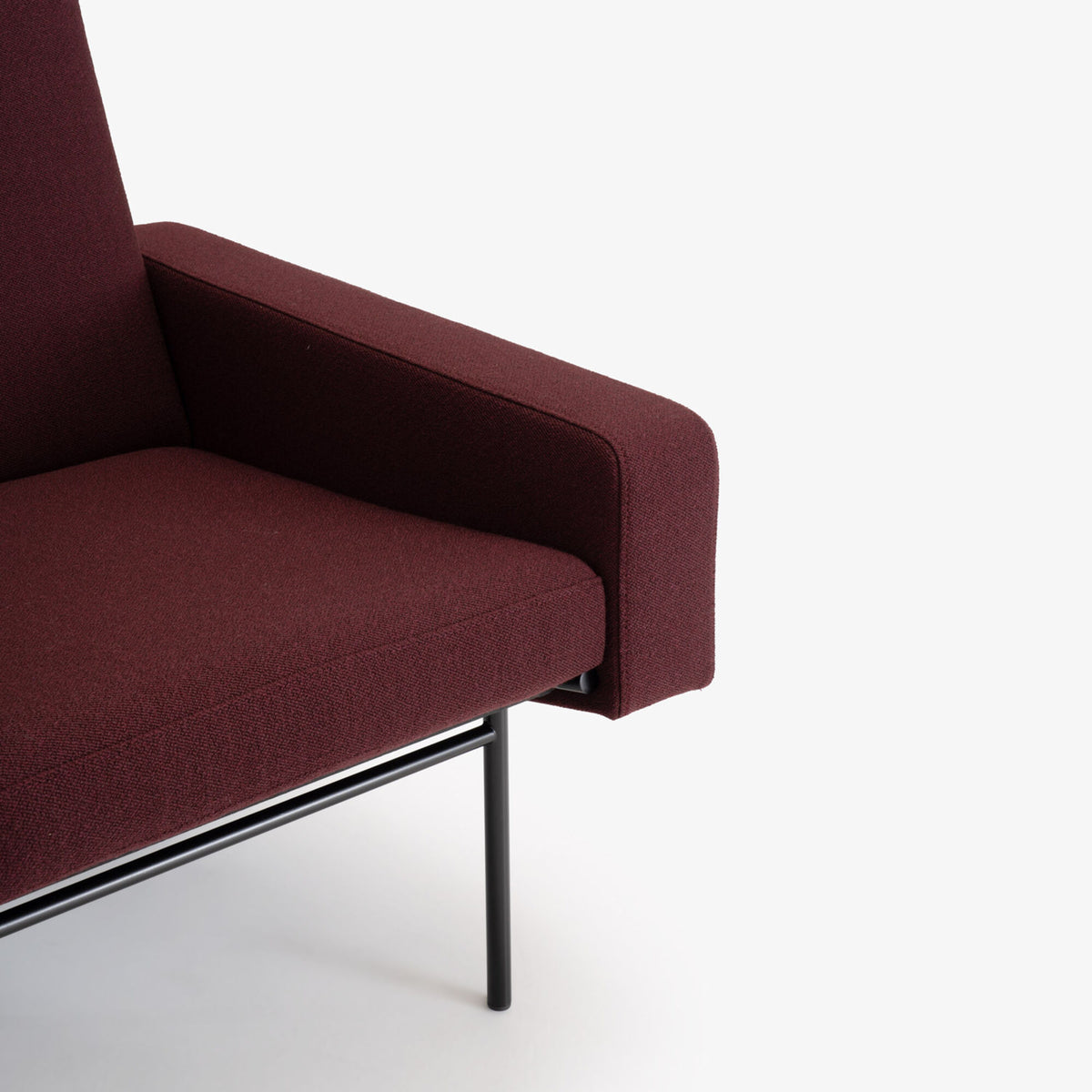 Fauteuil G10 Cinna design Pierre Guariche, accoudoirs tapissés – vue 5