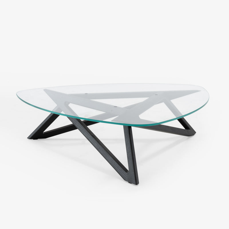 Table basse Ennéa de Cinna, plateau triangulaire en verre clair et piètement en frêne noir