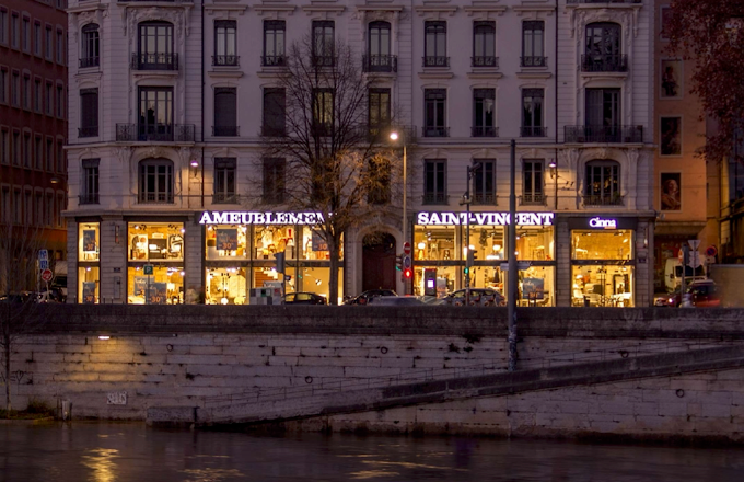 Façade du magasin Quai Saint-Vincent de nuit, au bord de la Saône