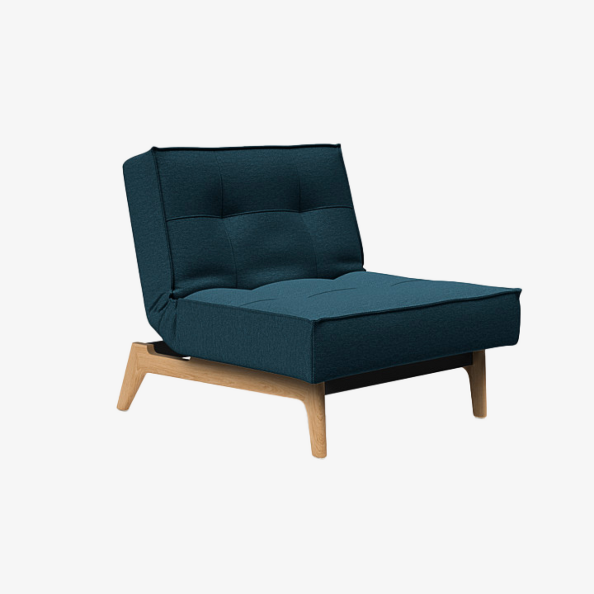 Fauteuil SPLITBACK d'Innovation Living en tissu Argus Navy Blue, piétement en bois