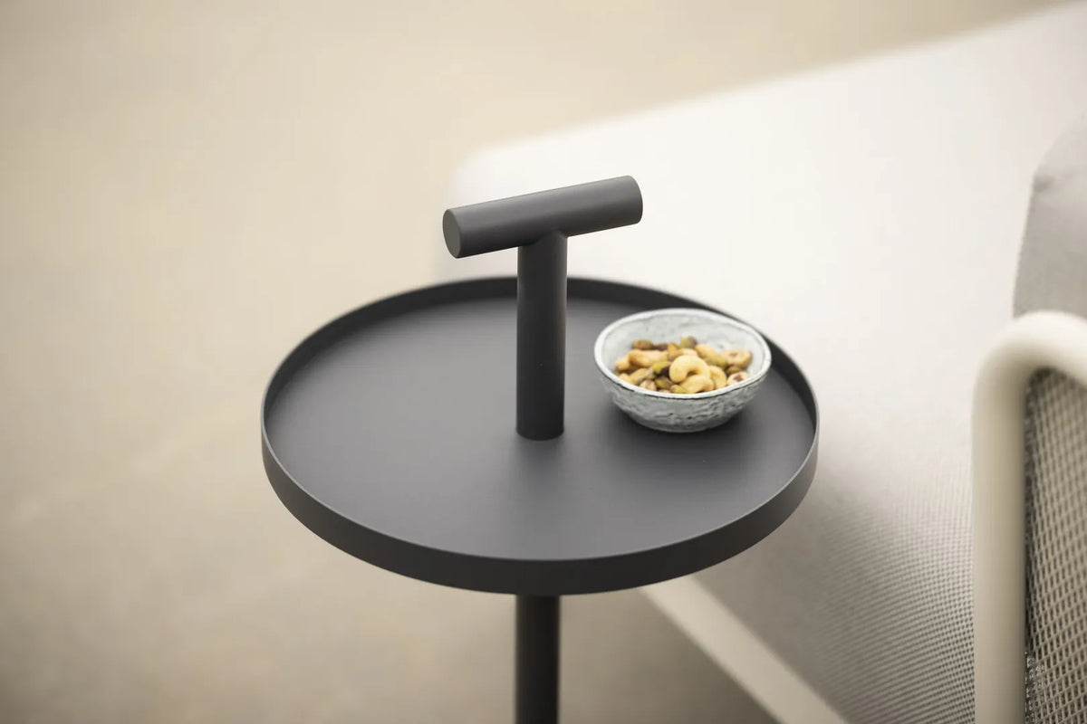 Plateau rond à rebord de la table d'appoint Albus Todus avec un bol