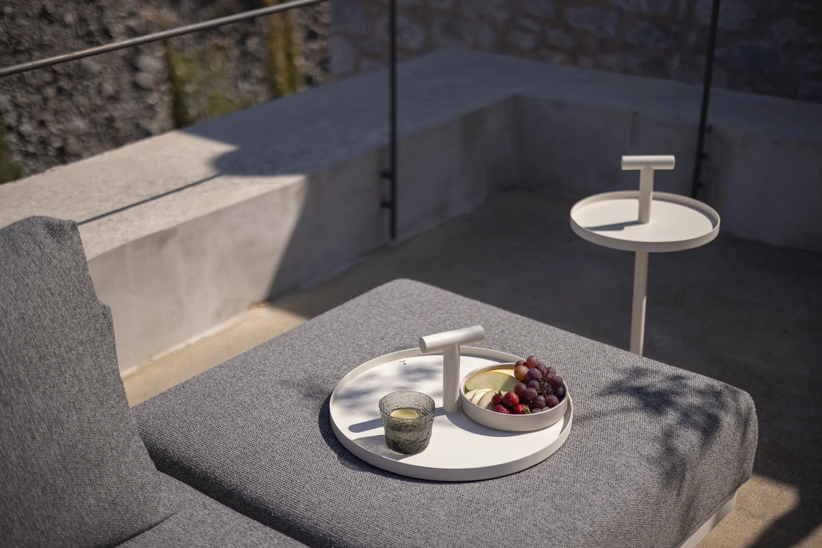 Table d'appoint Albus Todus sur une terrasse avec un plateau de fruits