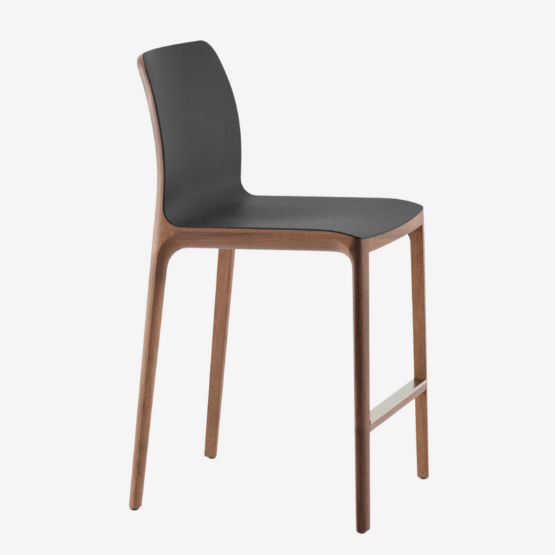 Tabouret de bar Invito Artisan en noyer massif avec assise en cuir noir