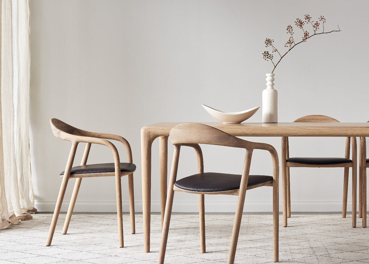 Table Latus et fauteuils Neva d'Artisan en chêne dans une salle à manger lumineuse