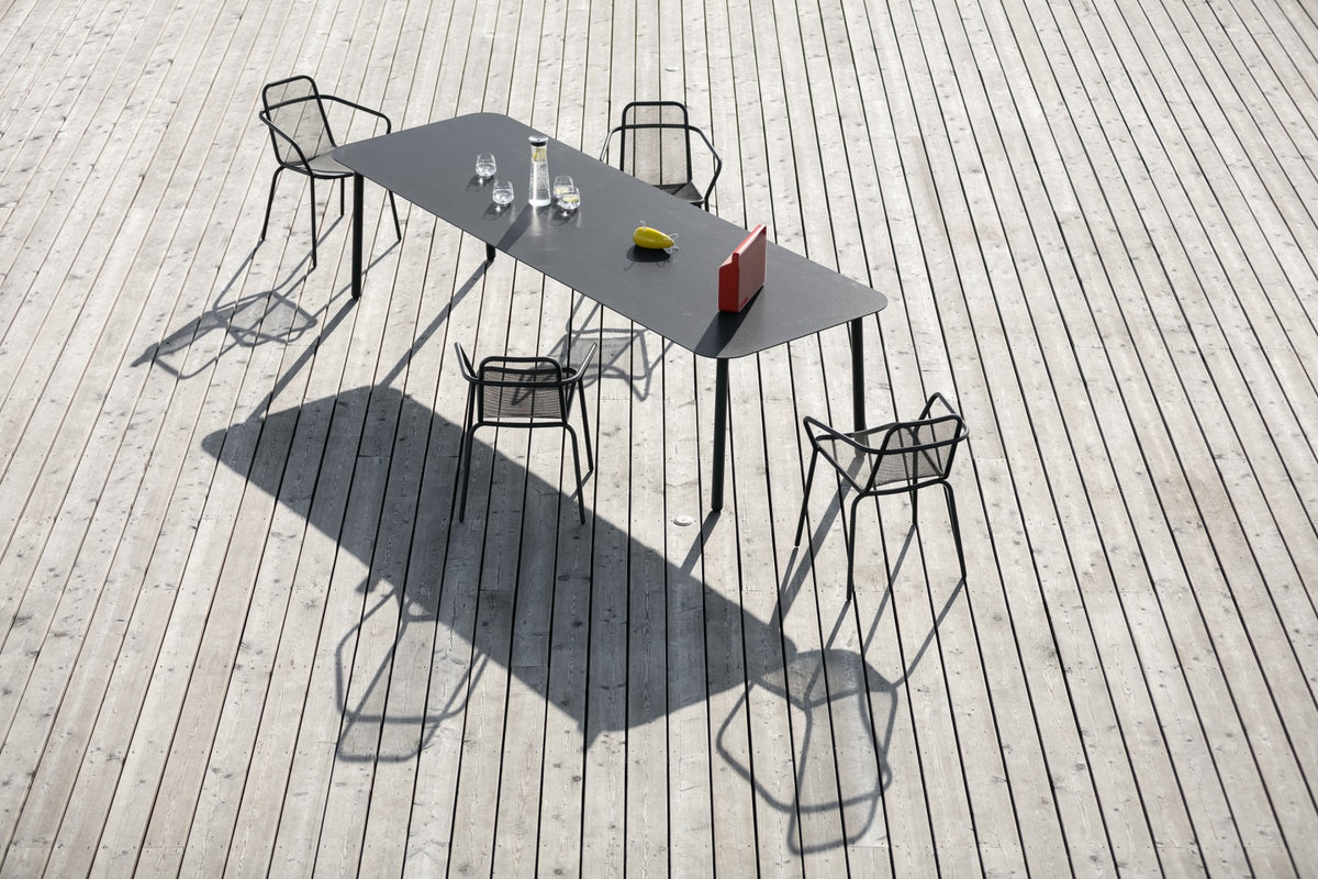 Fauteuils Starling Todus autour d'une table sur une terrasse en bois