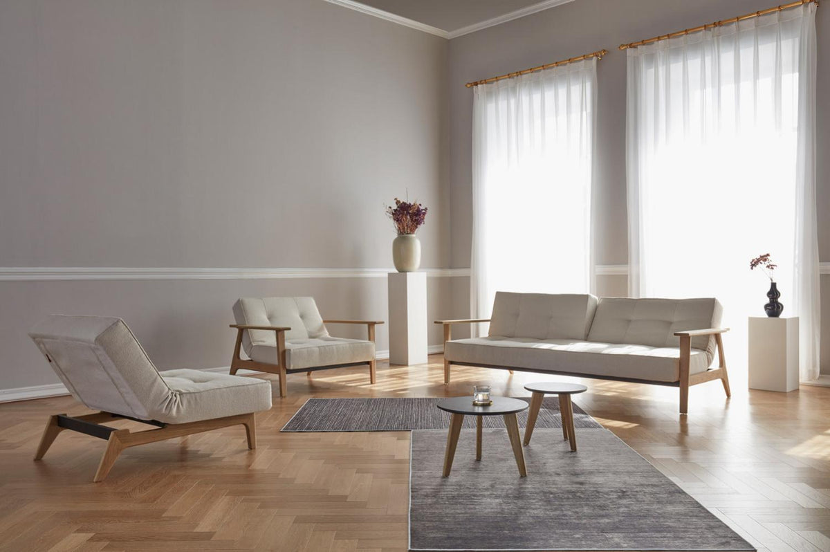 Collection Splitback d'Innovation Living dans un salon lumineux : fauteuils et canapé