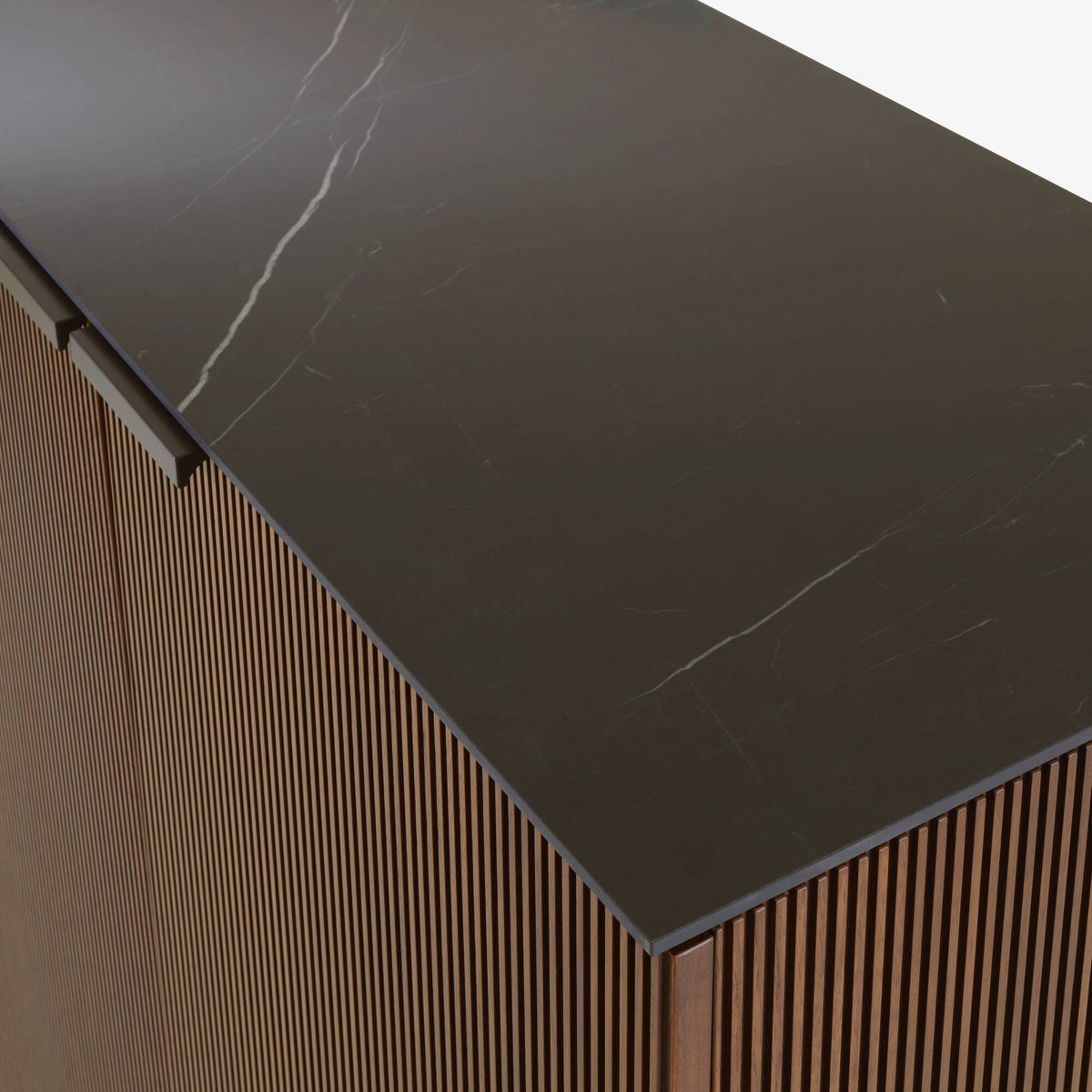 Détail du top en grès cérame et de la façade en noyer rainuré du meuble haut Selvans