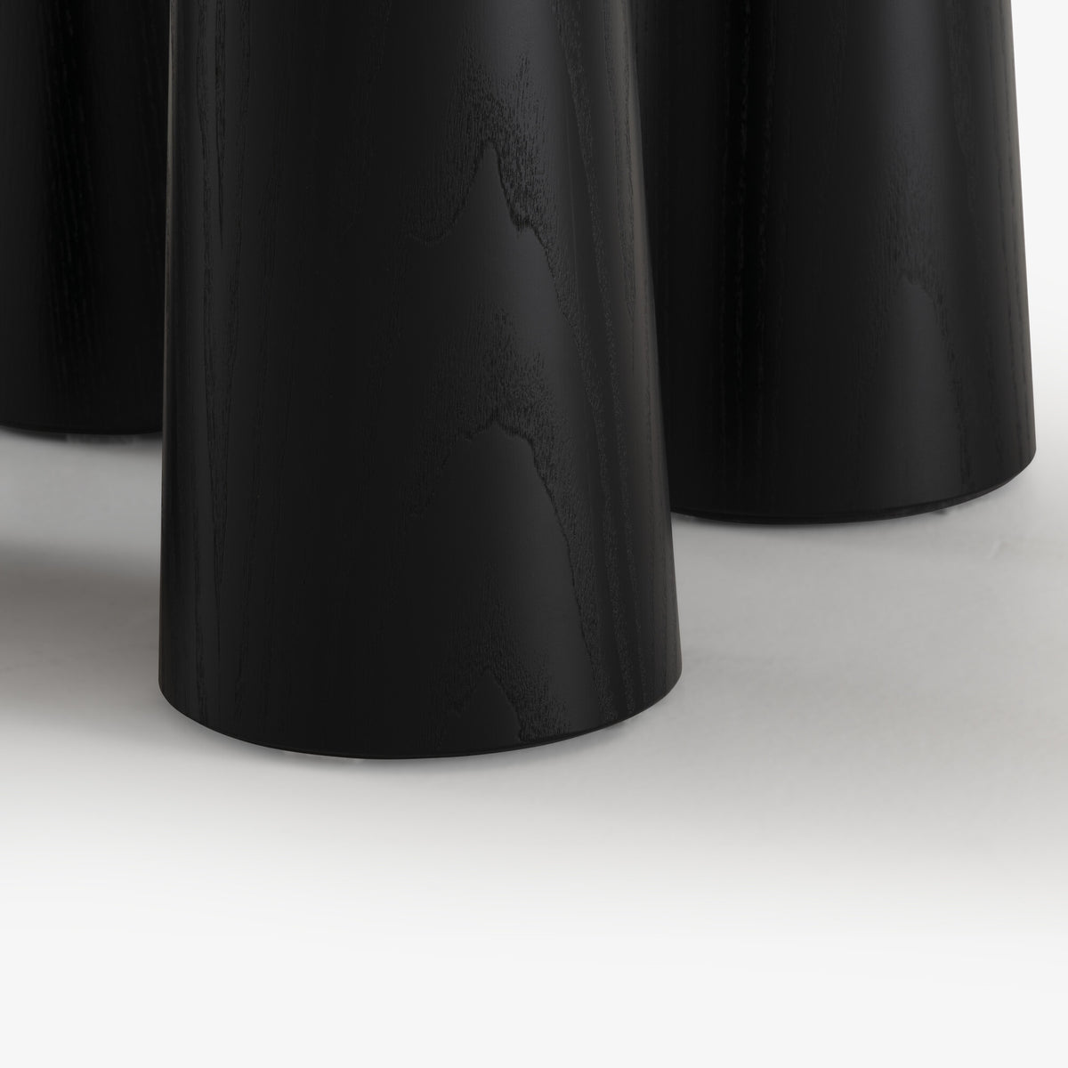 HASHIRA - Table de repas frêne teinté noir piétement frêne teinté noir