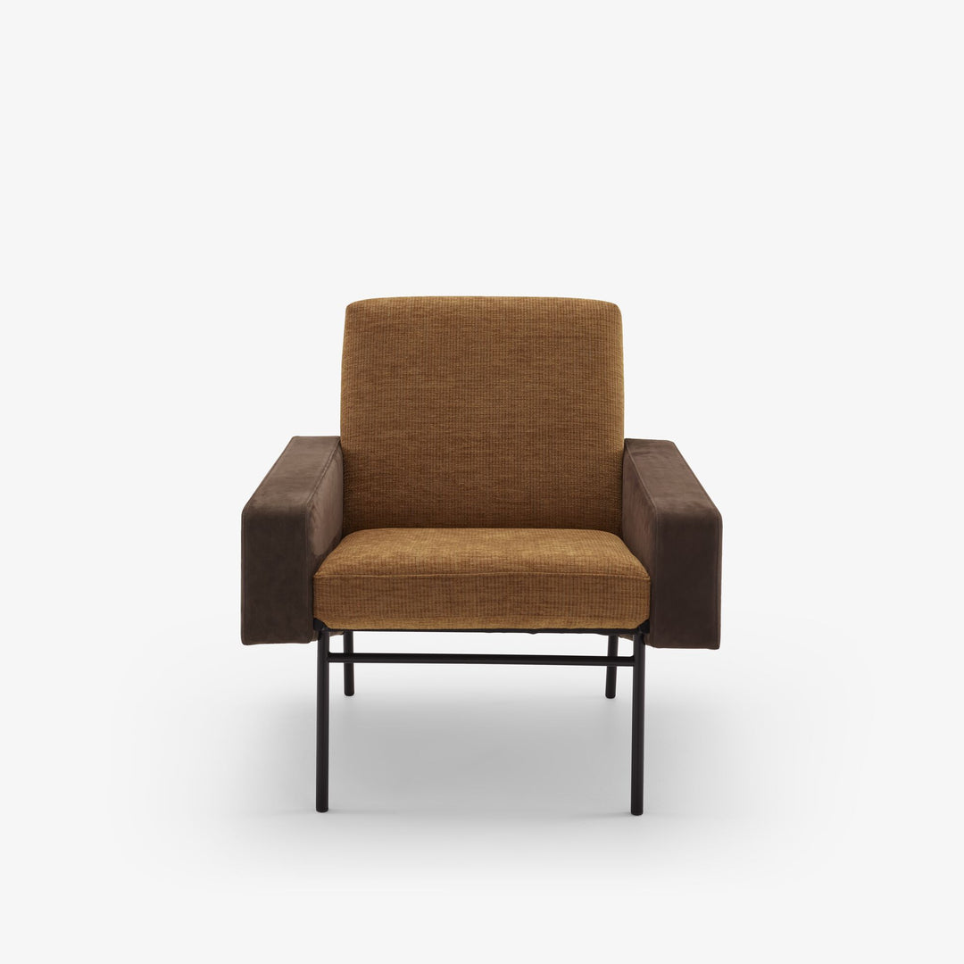 Fauteuil G10 Cinna design Pierre Guariche, accoudoirs tapissés – vue 1