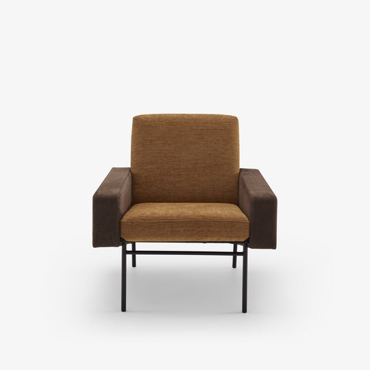 Fauteuil G10 Cinna design Pierre Guariche, accoudoirs tapissés – vue 1