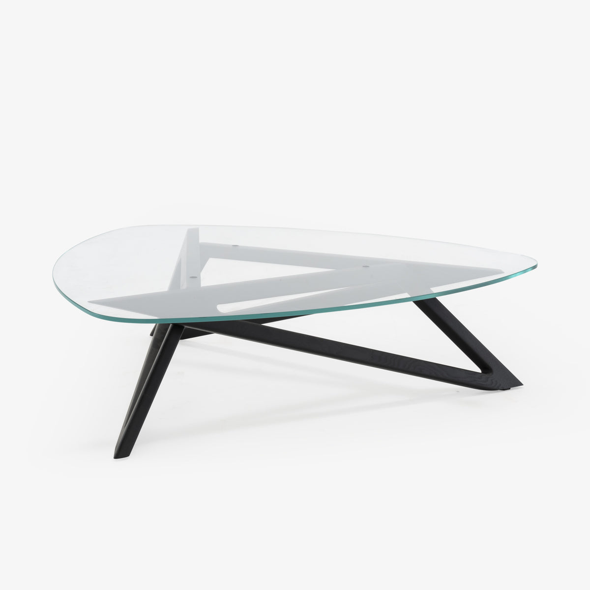 Table basse Ennéa Cinna en frêne noir, vue de côté du piètement en triangles