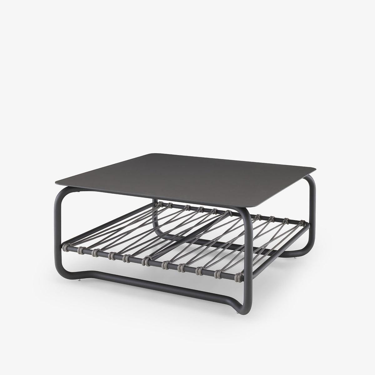 Table basse d'extérieur Valmer Cinna vue de trois quarts, tablette basse en corde tressée grise