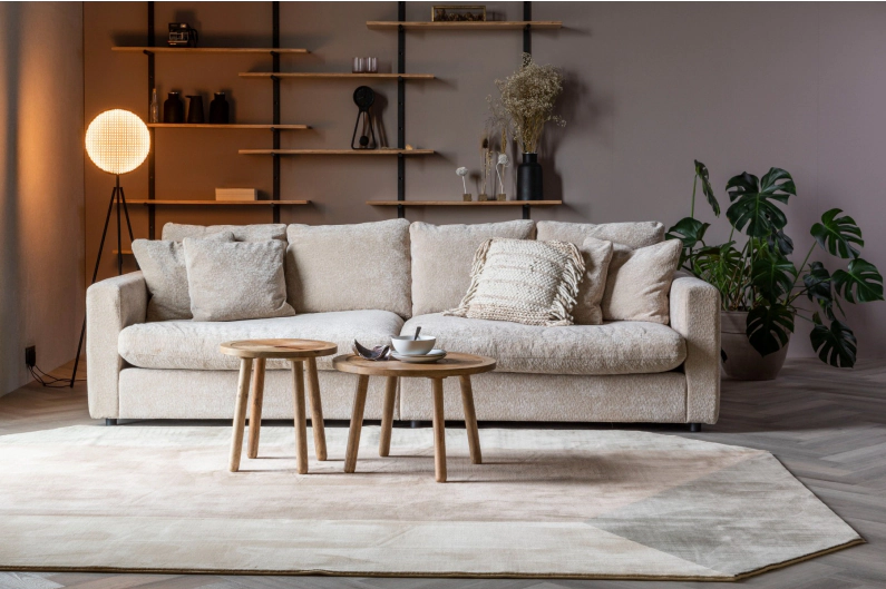 Canapé SENSE de Zuiver coloris beige dans un salon chaleureux