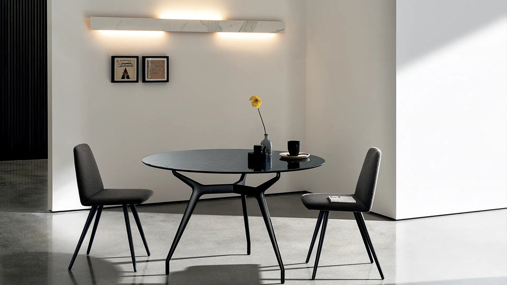 Applique TRALED Sovet Italia au mur d'une salle à manger, au-dessus d'une table en verre