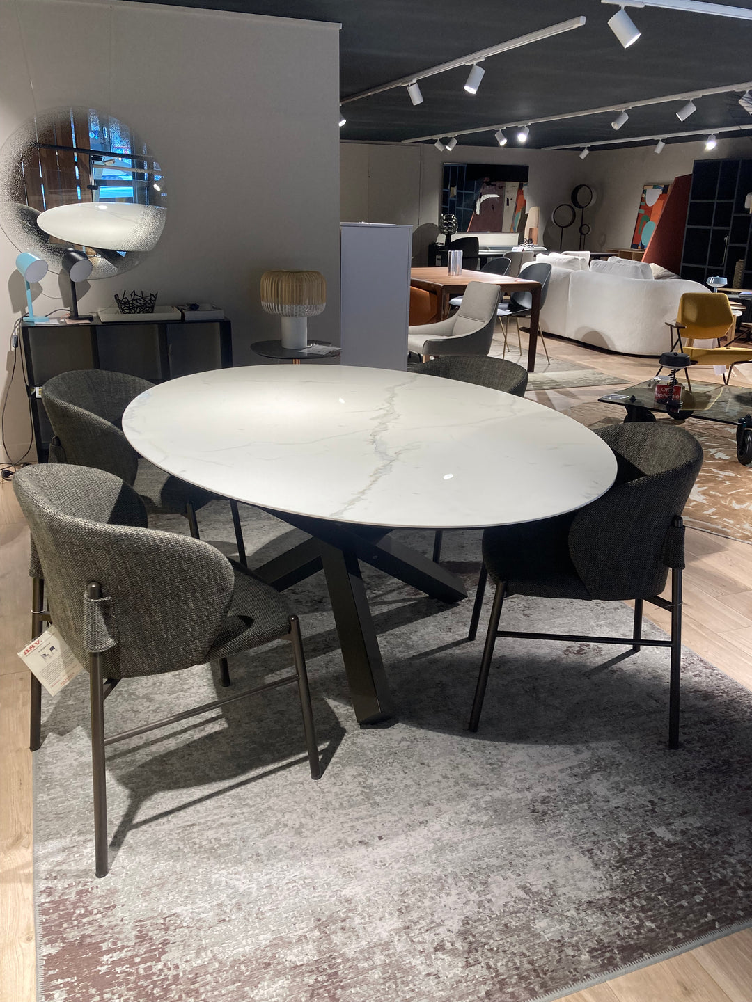 AIKIDO - Table ovale / Modèle d'exposition