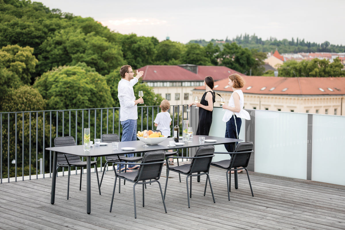 Ensemble de fauteuils Starling Todus autour d'une table sur un toit-terrasse