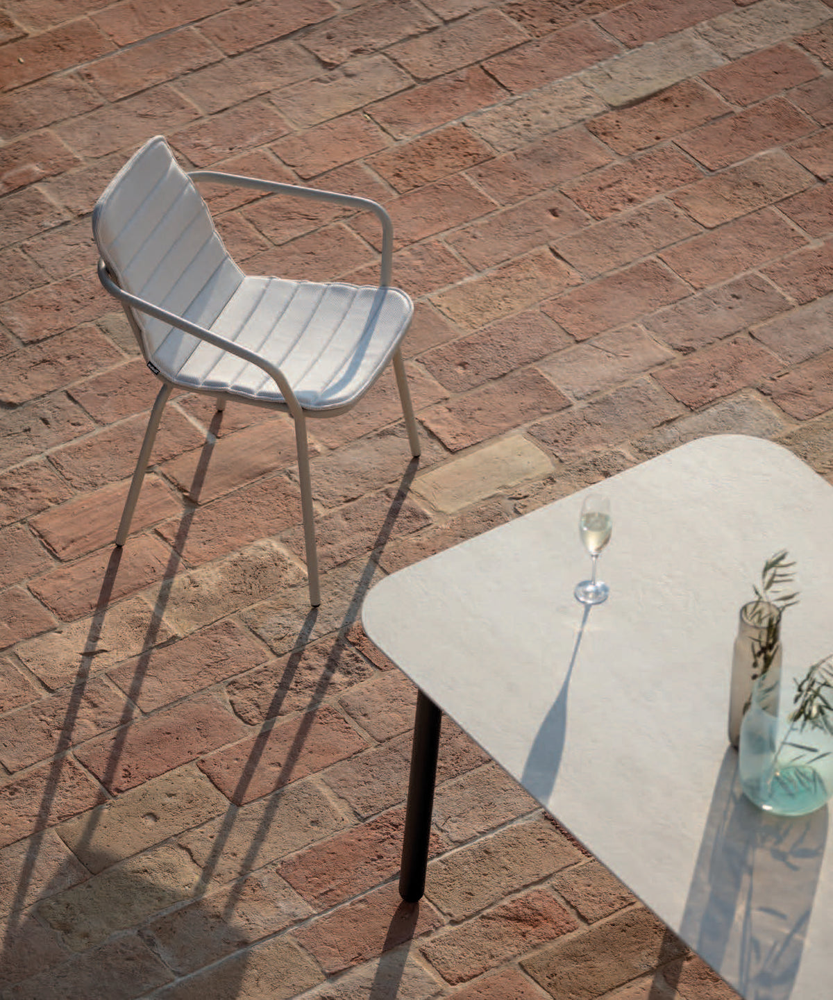 Fauteuil Starling Todus gris clair sur un sol en terre cuite