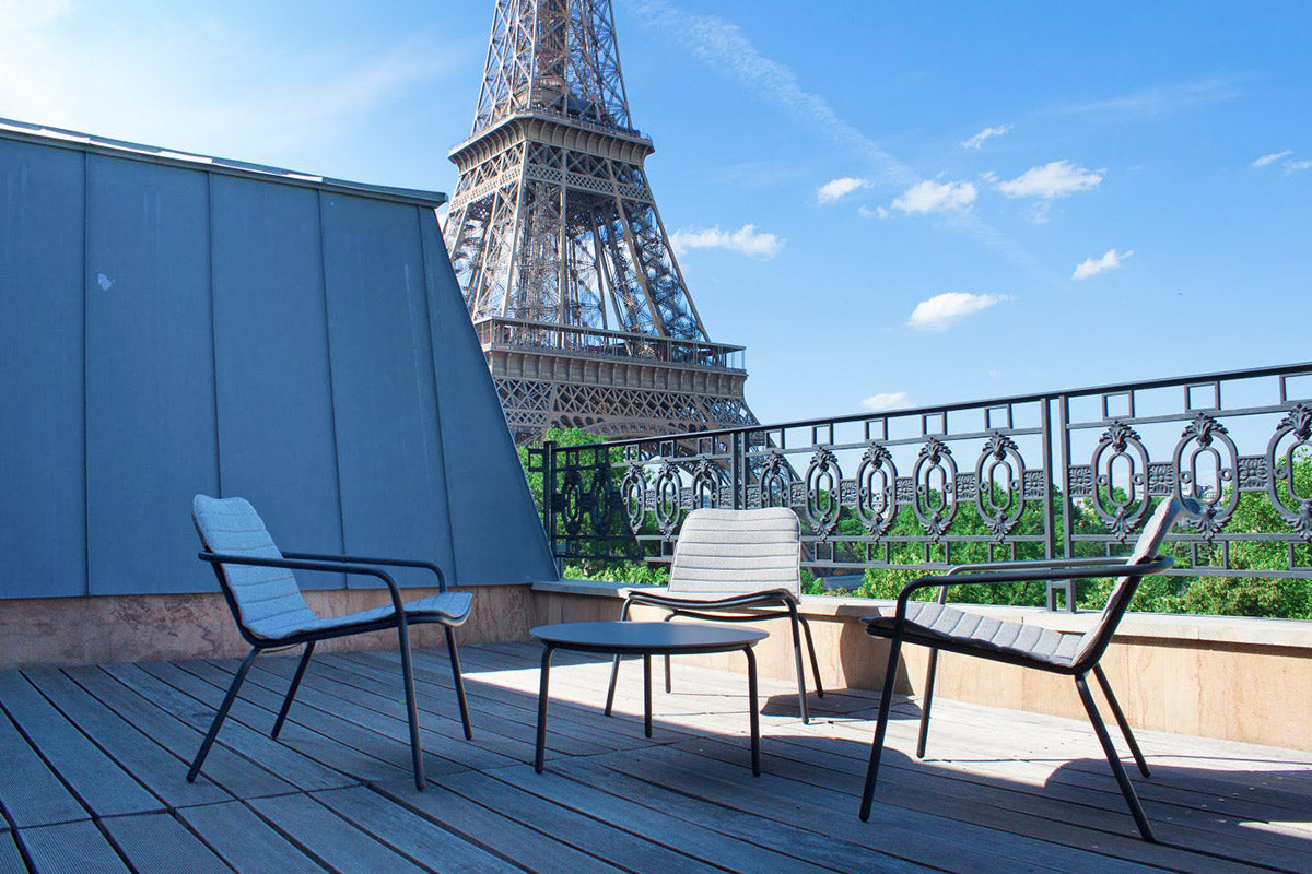 Fauteuils Starling Todus sur un balcon avec vue sur la tour Eiffel